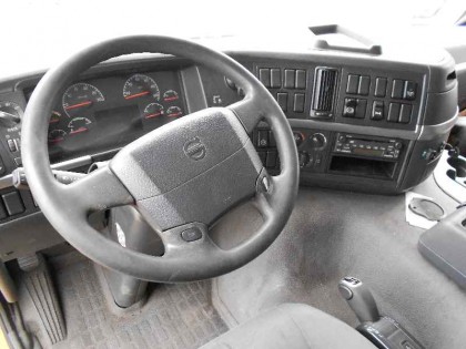 INTERIOR SALPICADERO Y CUADRO RELOJ CABINA VOLVO FM 9